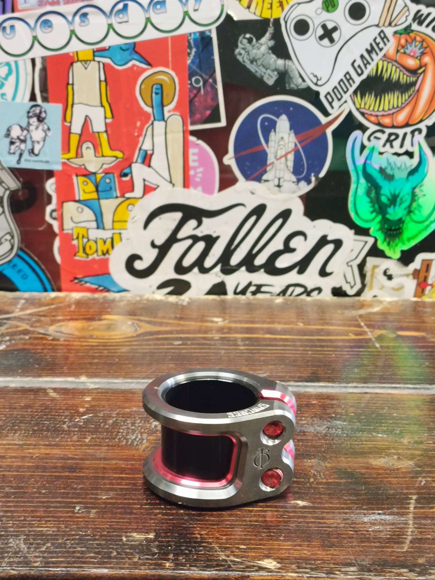 Oath - Carcass clamp (red/titanium)