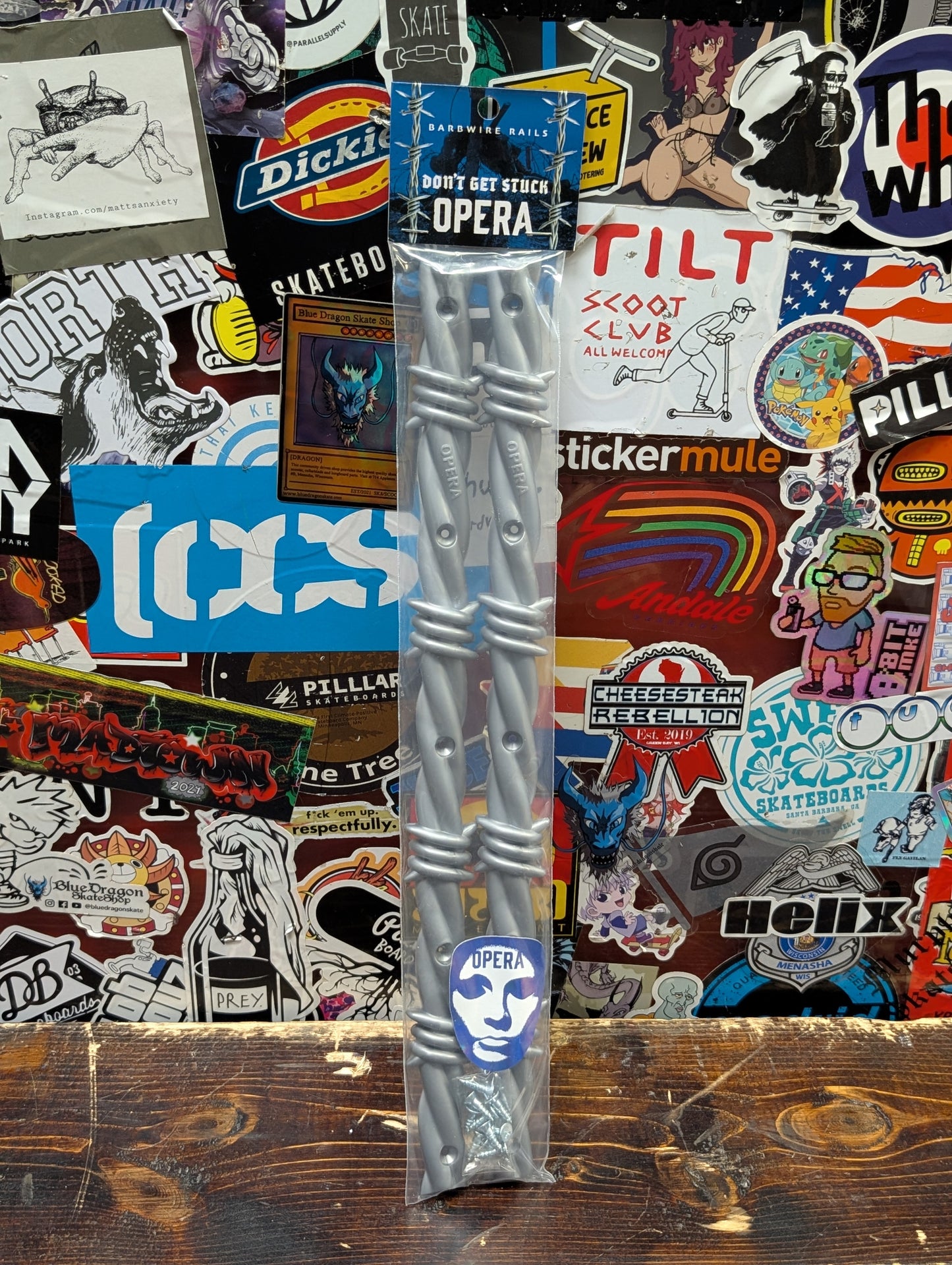 Opera - Barbwire rails (gray)