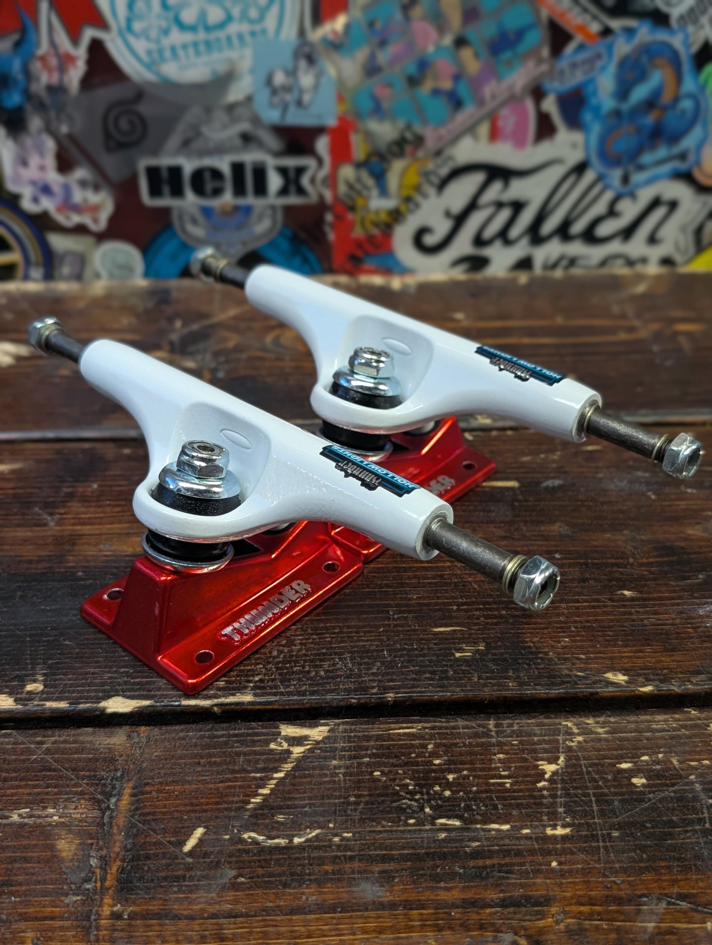 Thunder - Hallow Light Flash trucks (white/red) 8.25"