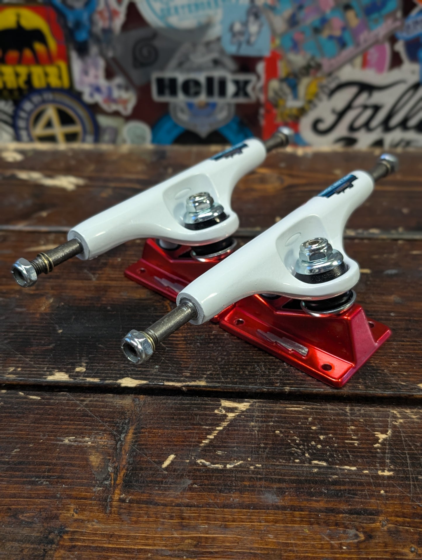Thunder - Hallow Light Flash trucks (white/red) 8.25"